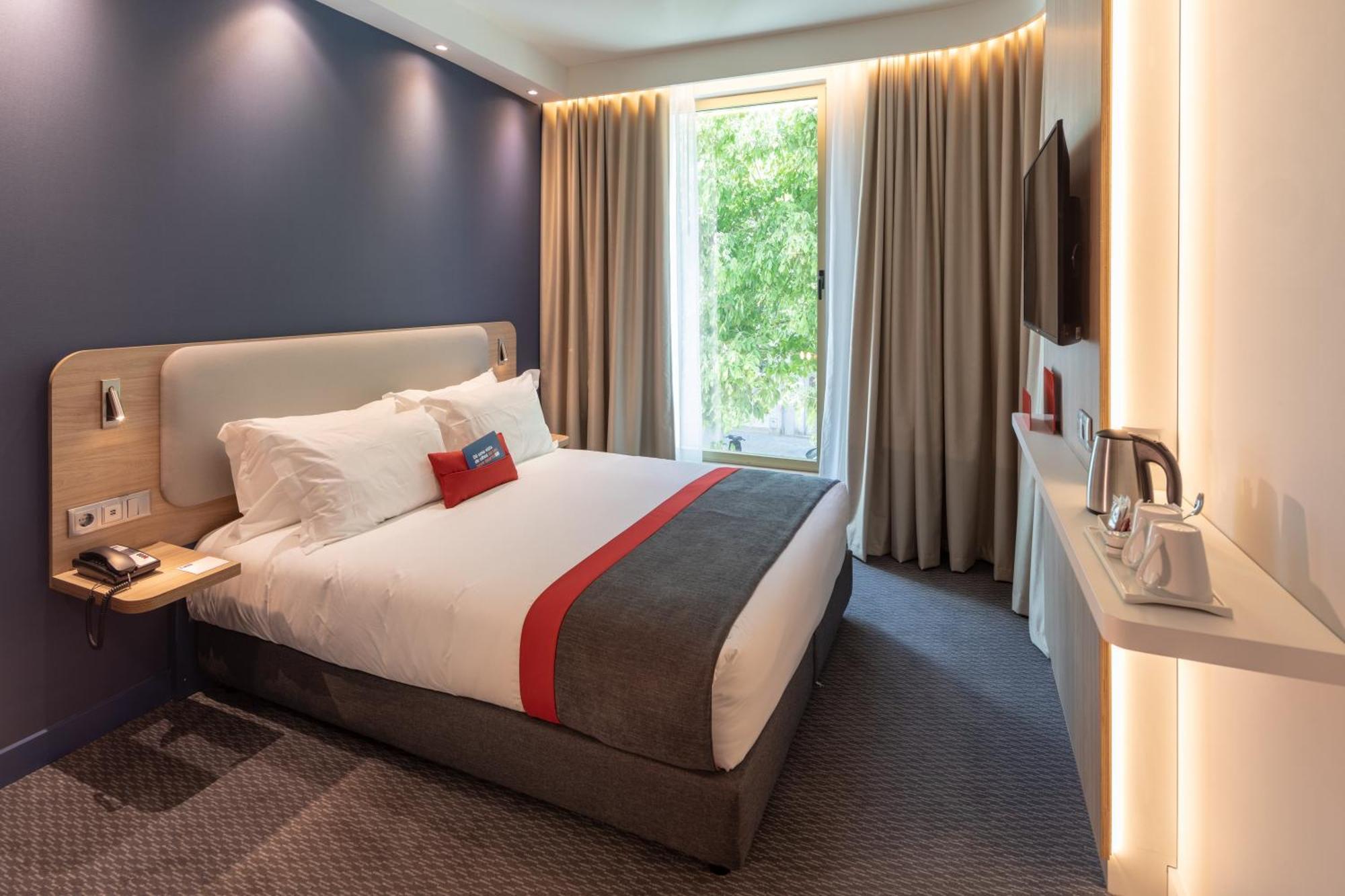 Standard Queen Room